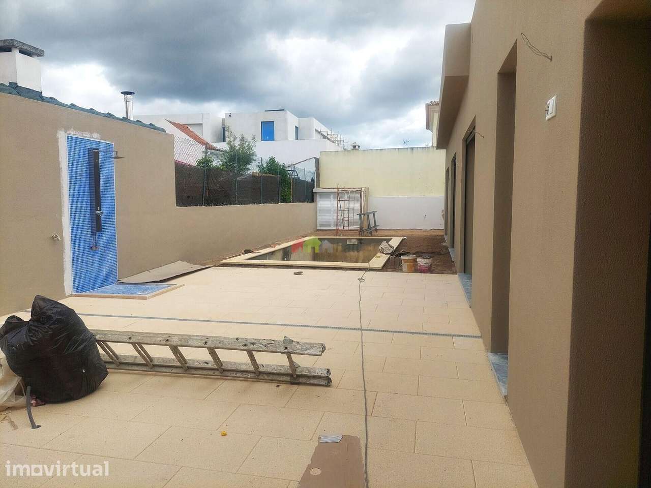 Moradia T4 Nova de arquitectura moderna em Azeitão - Grande imagem: 2/25