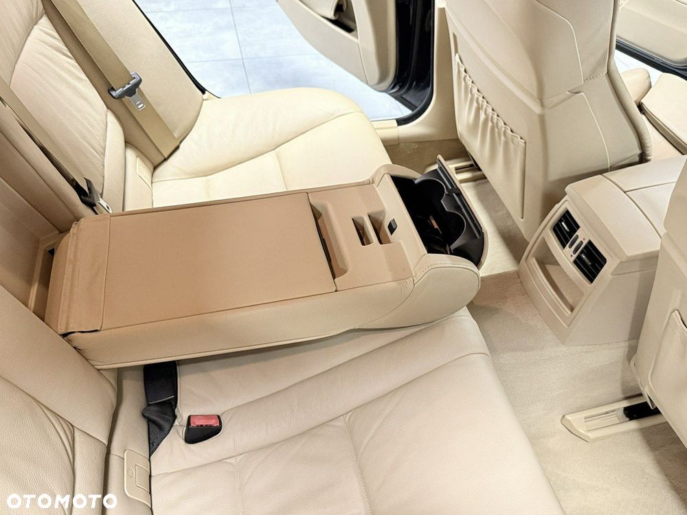 BMW Seria 5 525i Touring - 32