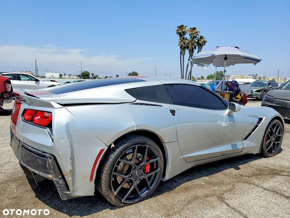 Chevrolet Corvette - 4