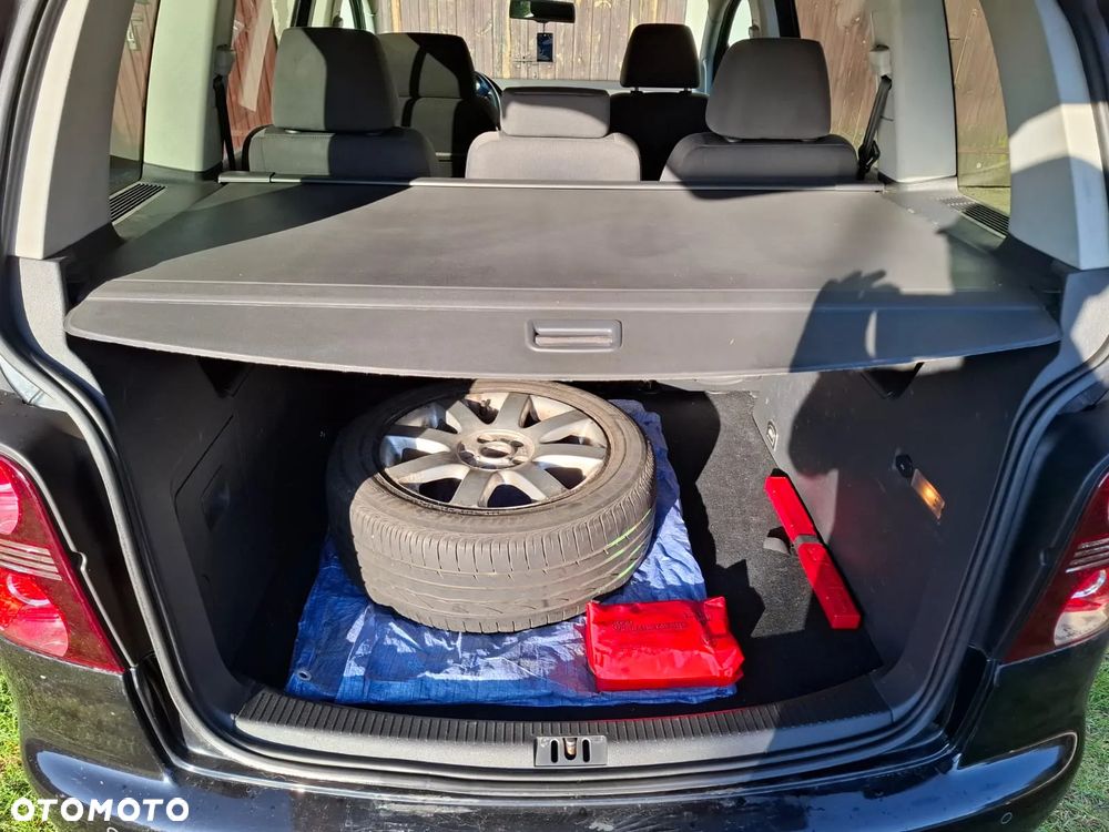 Volkswagen Touran - 10