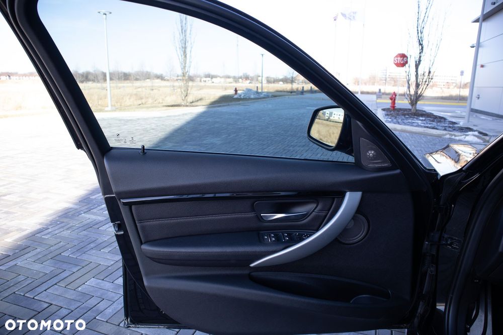 BMW Seria 3 330i xDrive M Sport - 31