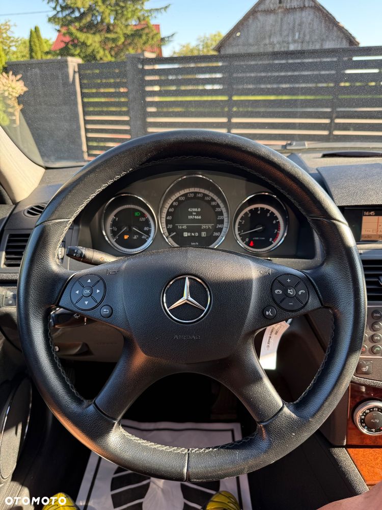 Mercedes-Benz Klasa C 180 CGI Automatik BlueEFFICIENCY Elegance - 23