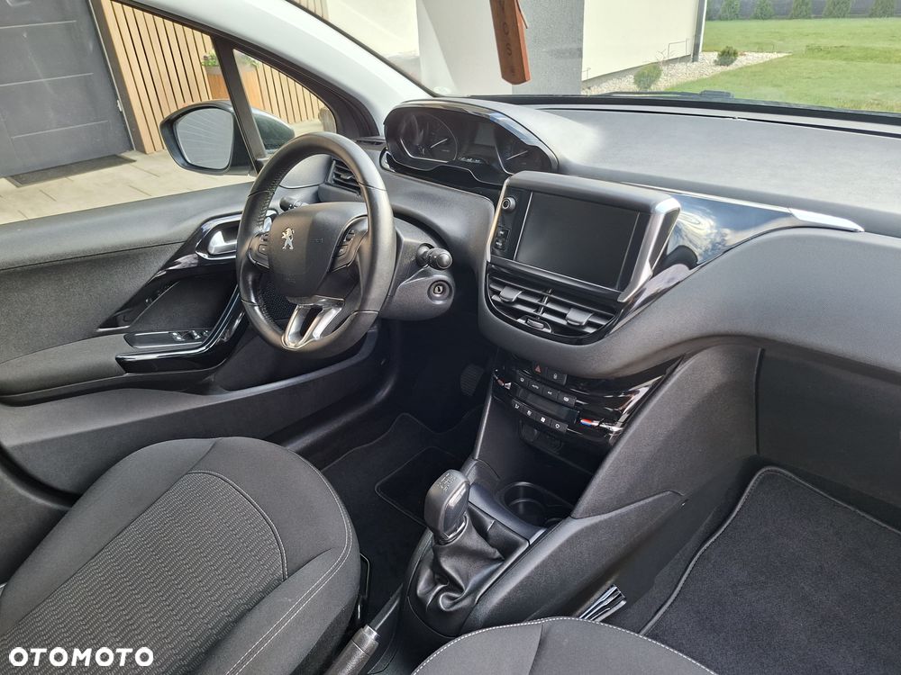 Peugeot 208 - 8