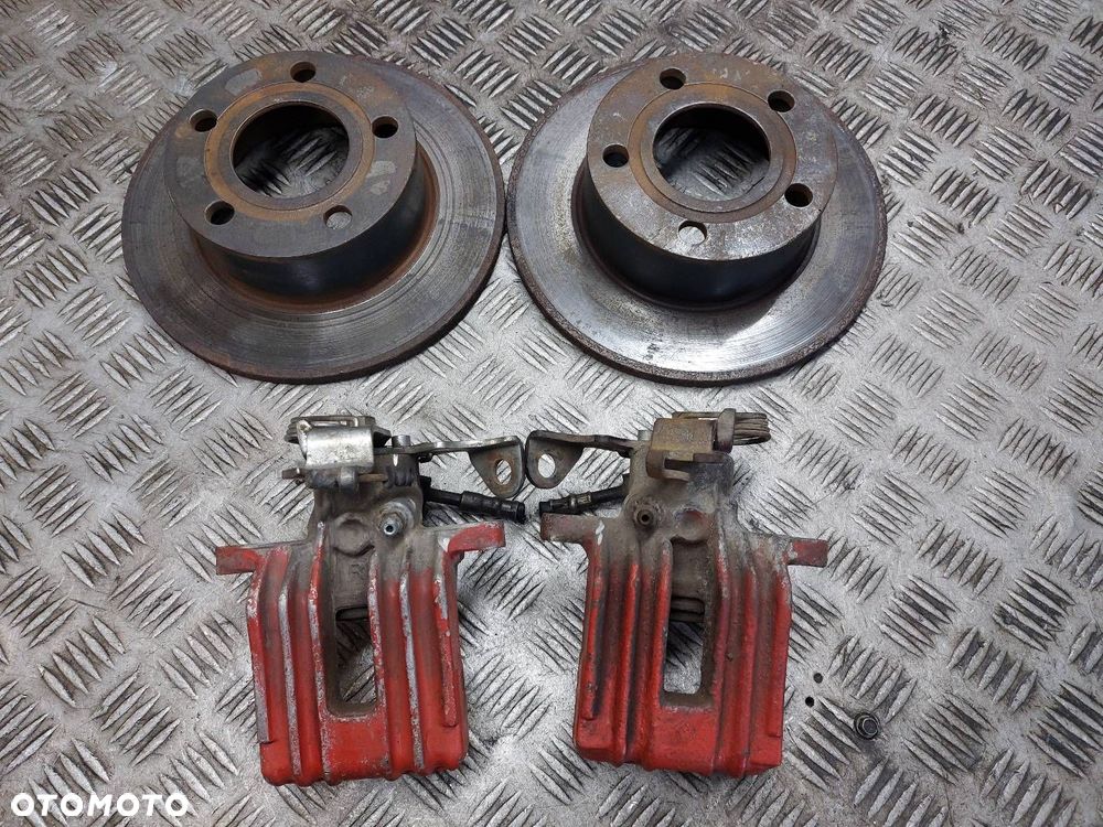 TARCZE HAMULCOWE TYŁ + ZACISKI VOLKSWAGEN PASSAT B5 - 1
