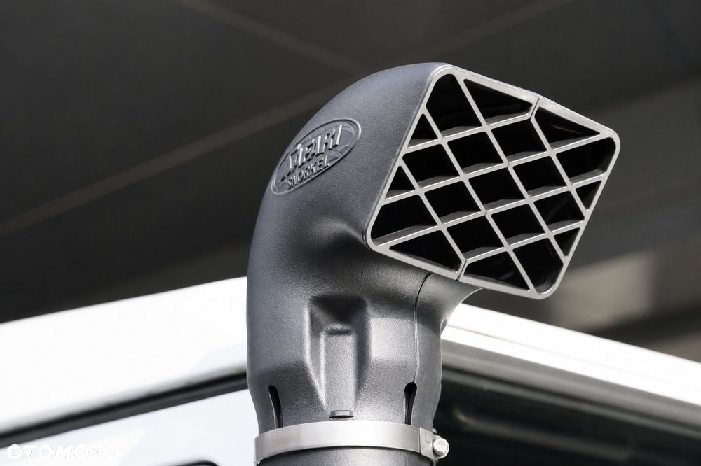 Land Rover Defender 2.4 TD4 SE - 10