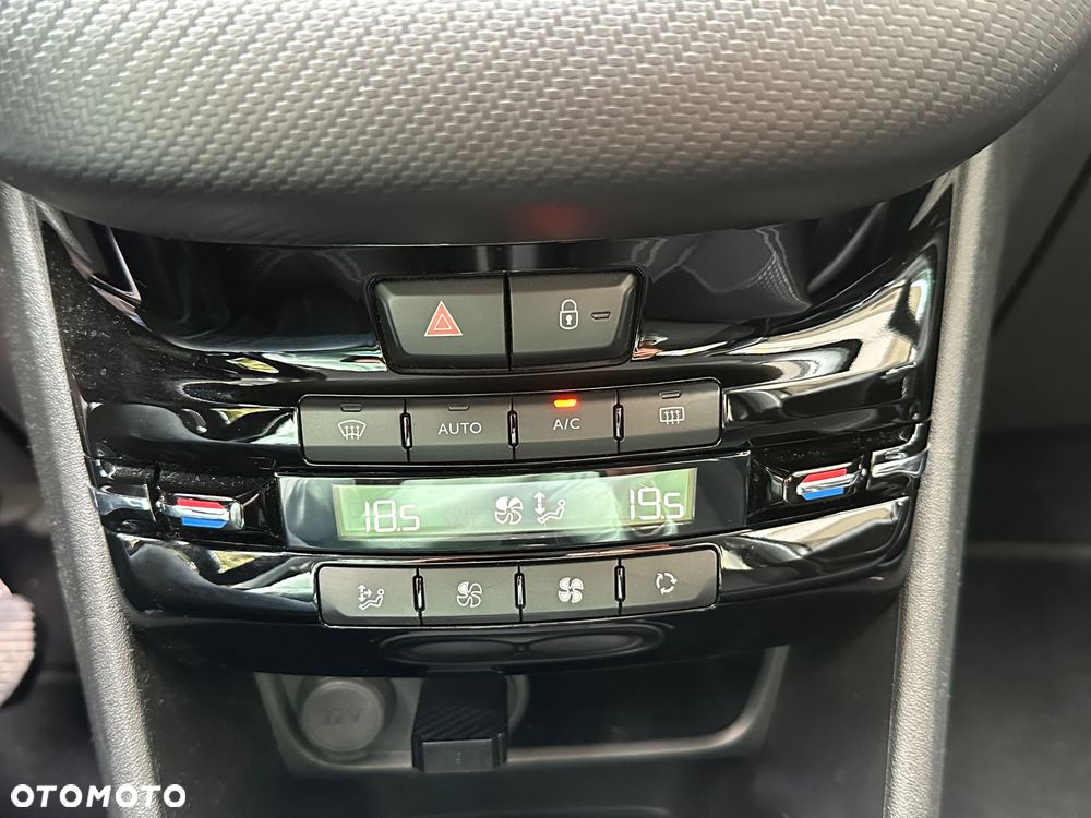 Peugeot 208 - 19