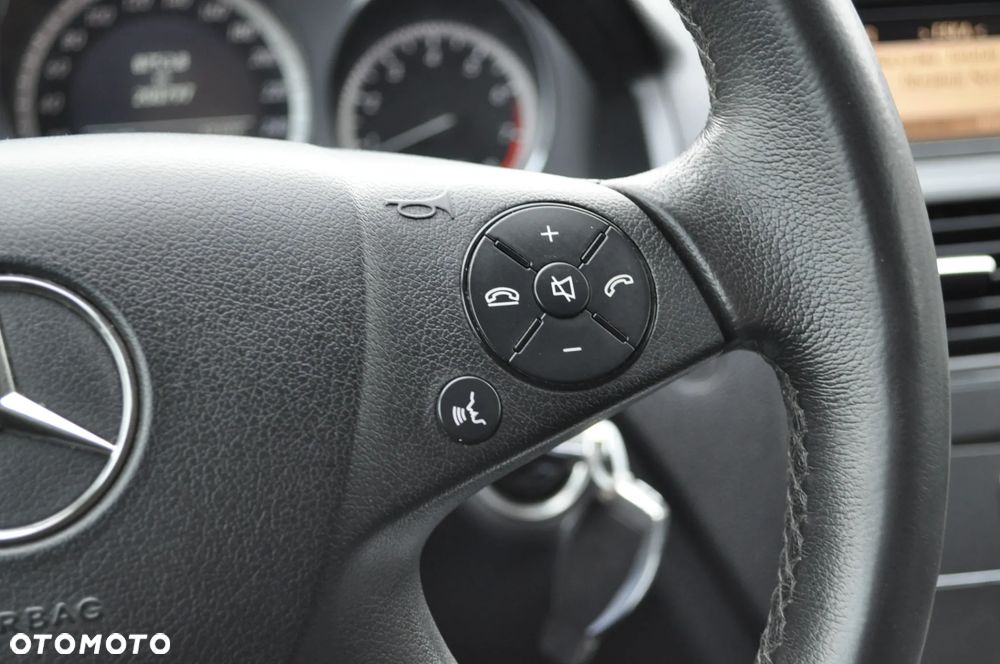 Mercedes-Benz Klasa C 180 CGI Automatik BlueEFFICIENCY Avantgarde - 24