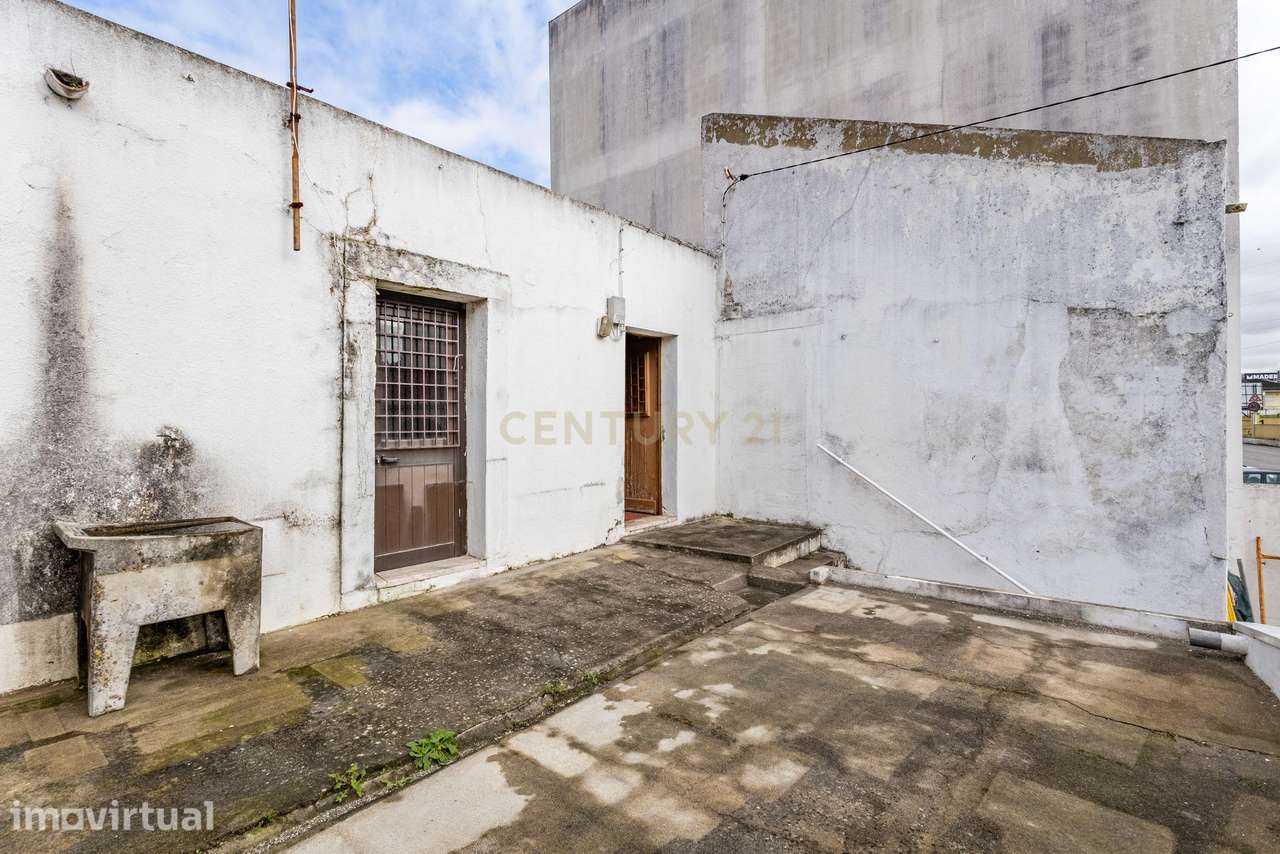 Moradia T4 para Remodelação Total em Vialonga - Grande imagem: 3/19