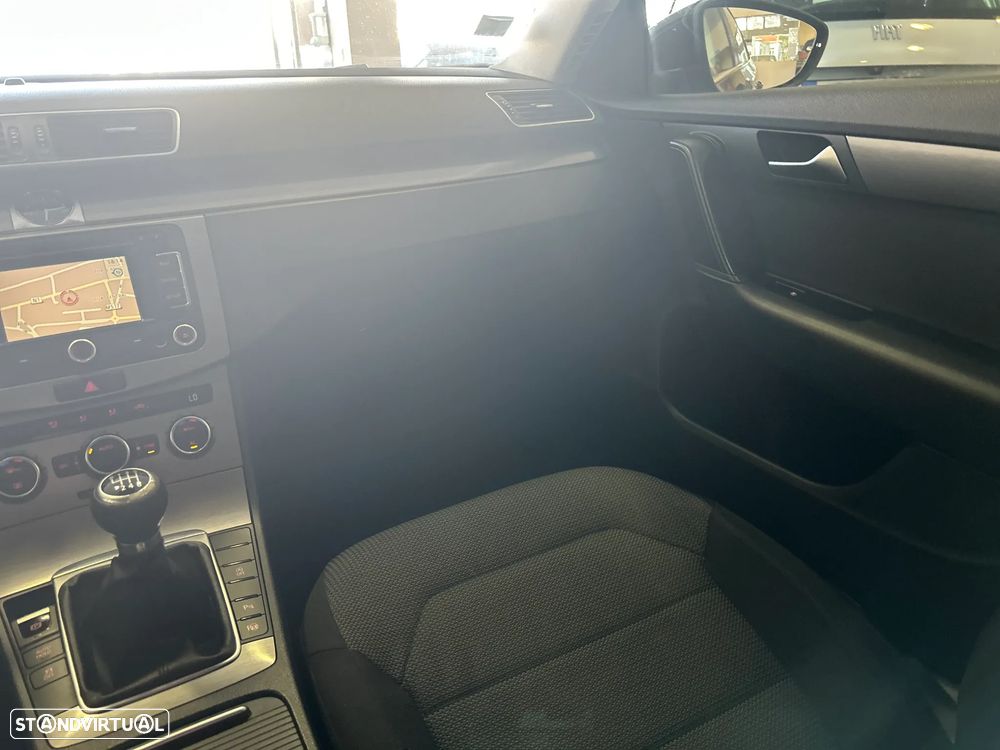 VW Passat 2.0 TDI BlueMotion Trendline - 12