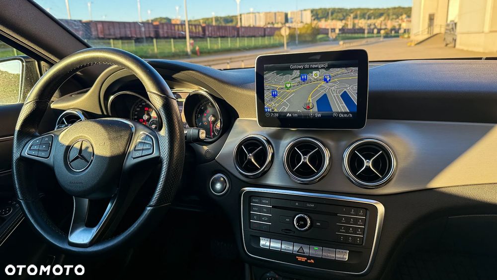 Mercedes-Benz GLA 200 7G-DCT - 26