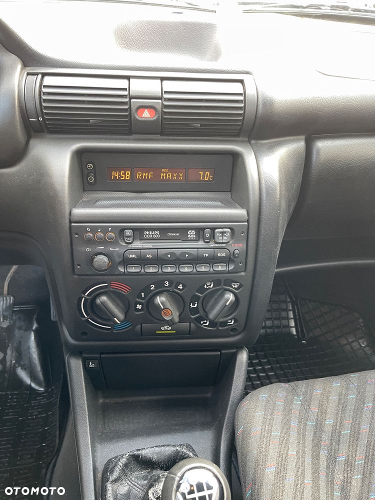 Opel Astra 1.4 GL - 16