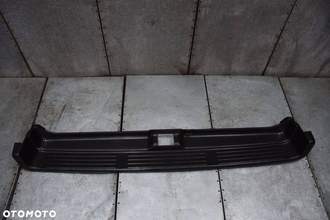 TOYOTA 4RUNNER HILUX LISTWA ZDERZAKA TYŁ - 1
