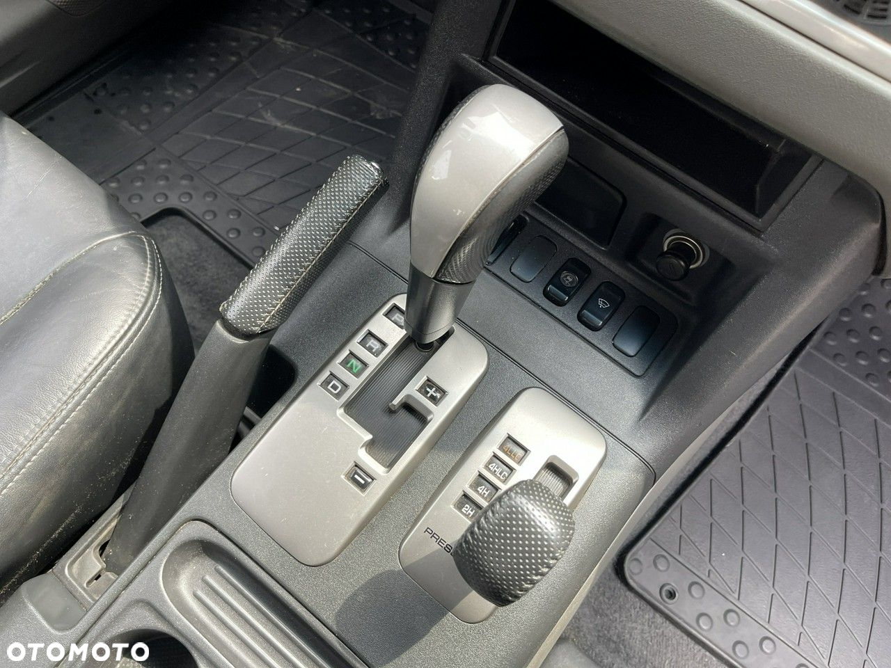 Mitsubishi Pajero - 34