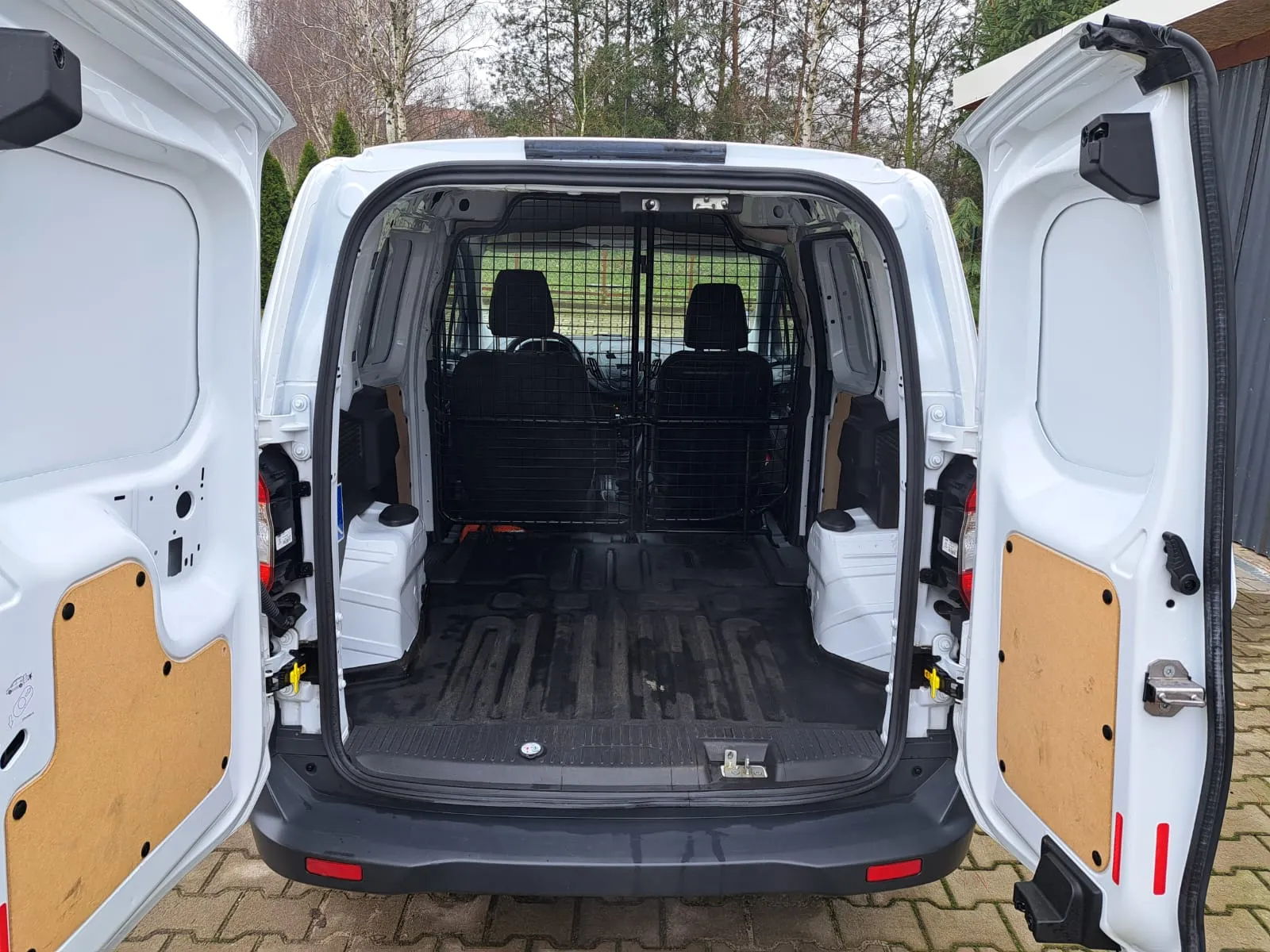 Ford Transit Courier - 11