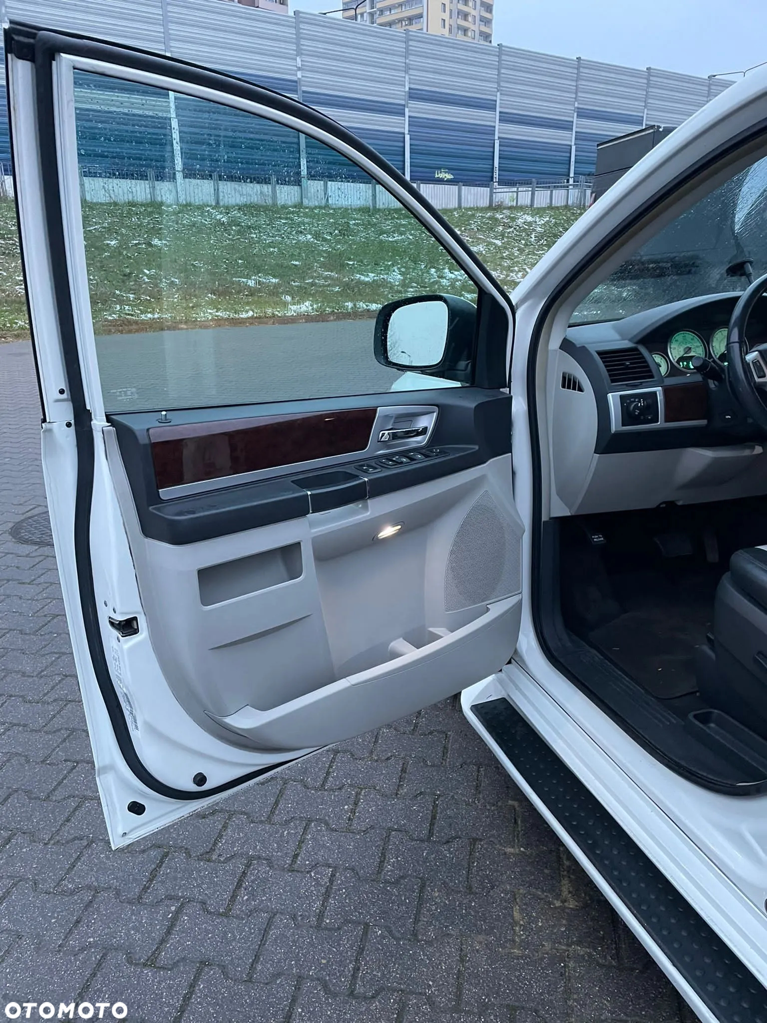 Chrysler Town & Country - 13