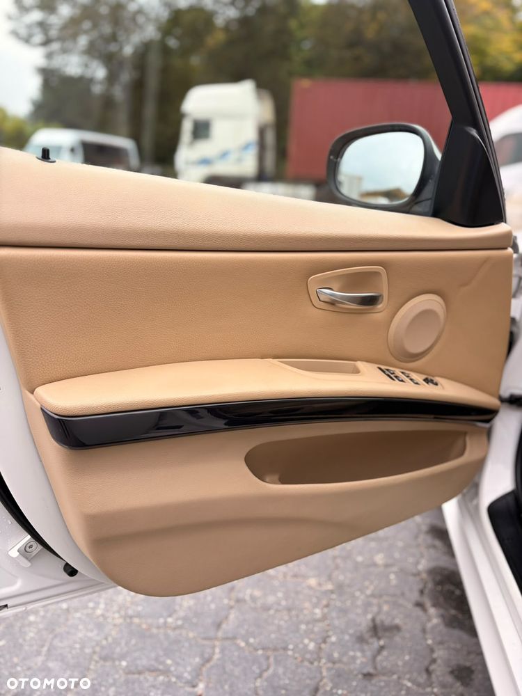 BMW Seria 3 320i - 35