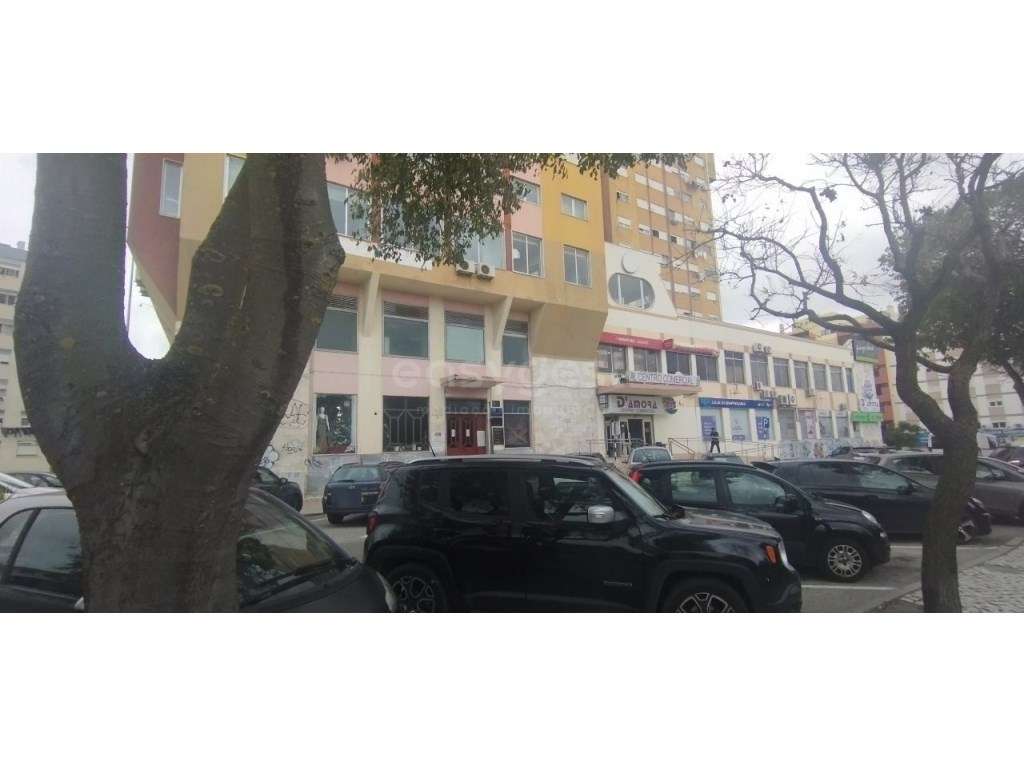 Duas Lojas no Centro Comercial da Amora - Grande imagem: 4/12