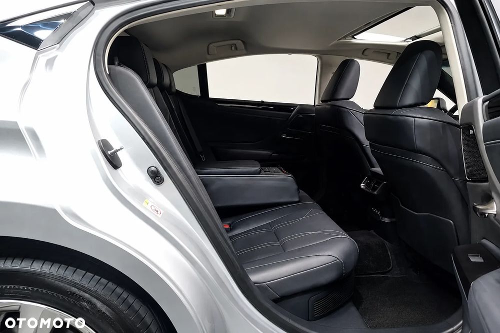 Lexus ES 300h Omotenashi - 18