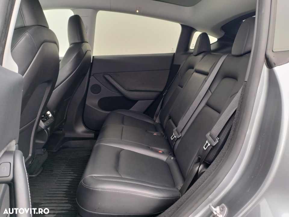 Tesla Model Y Long Range AWD - 17