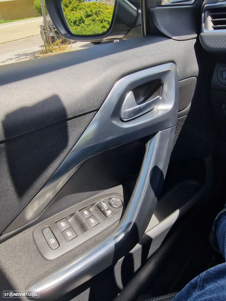 Peugeot 2008 1.2 PureTech Allure EAT6 - 14