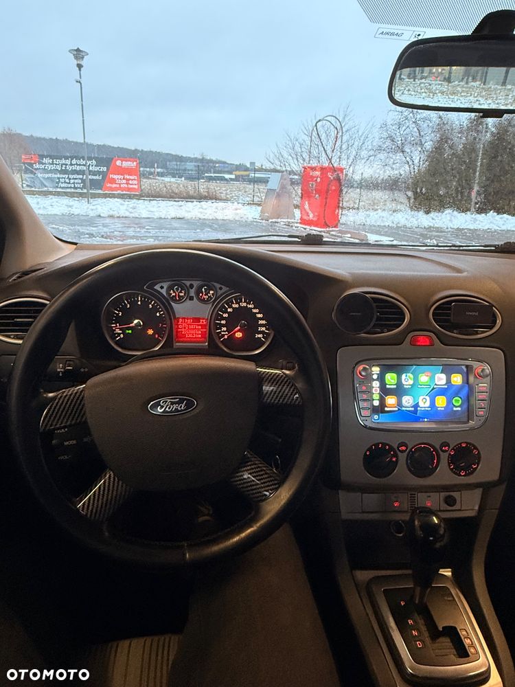 Ford Focus 2.0 Ghia - 11