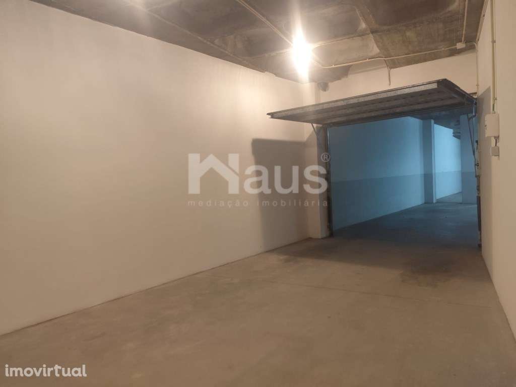 Garagem inserida em cave - Grande imagem: 2/5