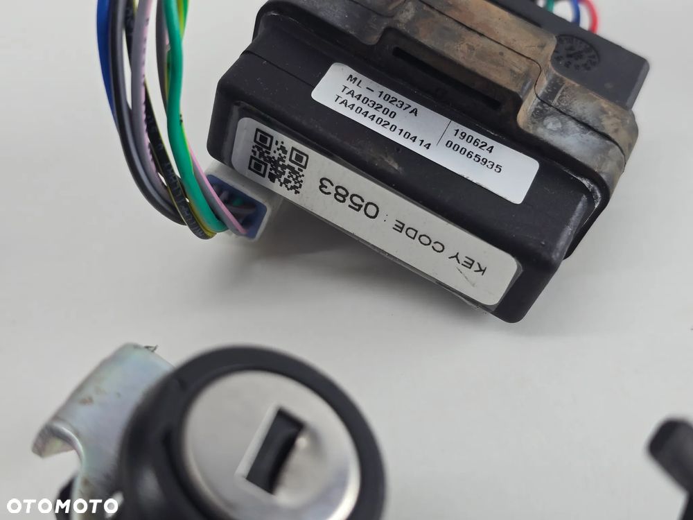 STACYJKA KLUCZYK ZAMEK MODUL KOMPUTER WLEW  TRIUMPH SCRAMBLER 400 SPEED - 4