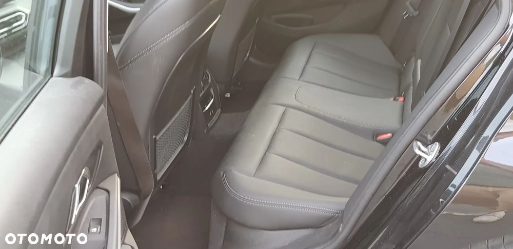 BMW Seria 3 320e M Sport - 8