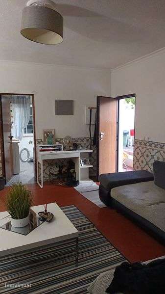 Alugo moradia T2 com jardim - Grande imagem: 2/11