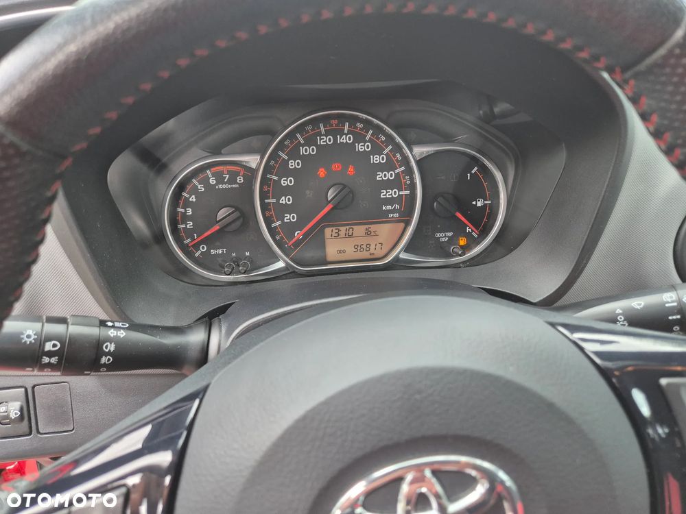 Toyota Yaris 1.33 VVT-i Lounge - 13