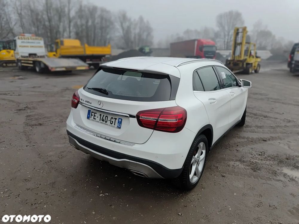 Mercedes-Benz GLA - 16