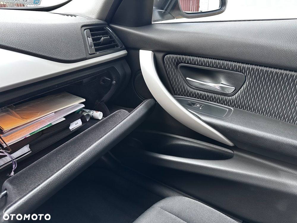 BMW Seria 3 318i - 26