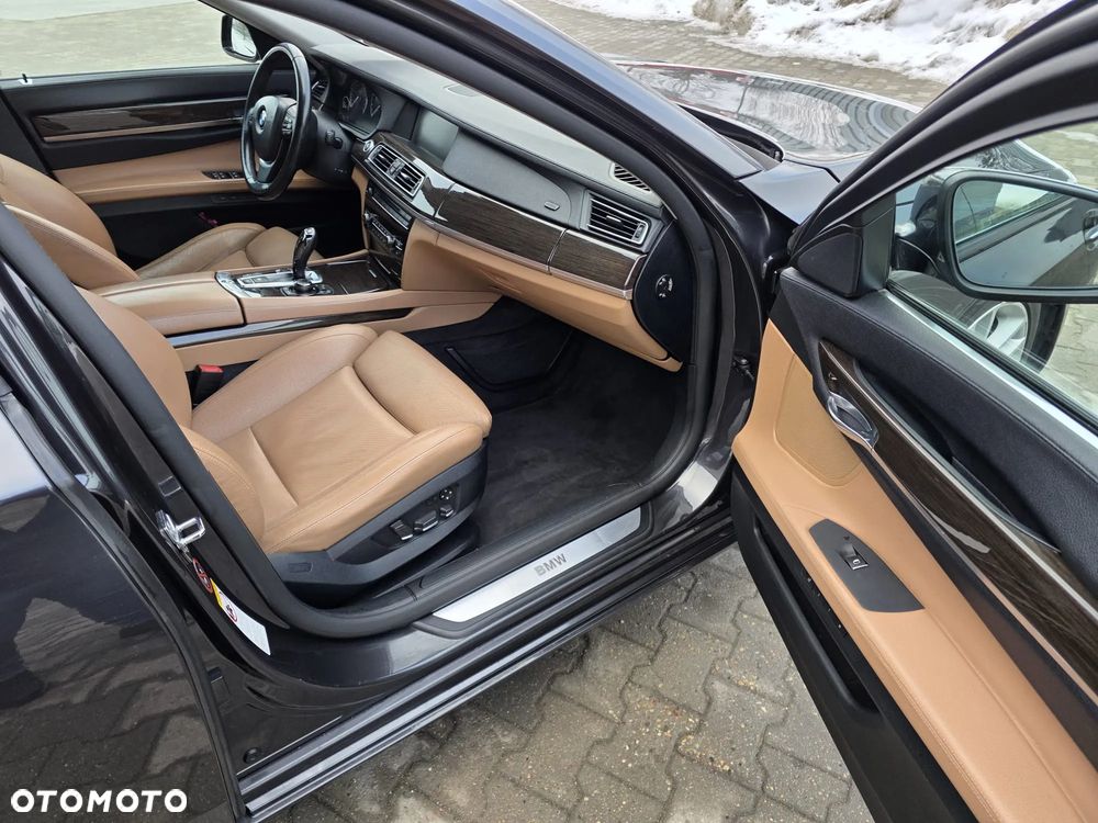 BMW Seria 7 750i xDrive - 13