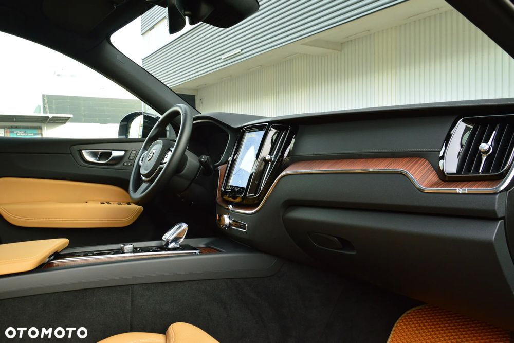 Volvo XC 60 T8 Plug-In Hybrid AWD Ultimate Dark - 19