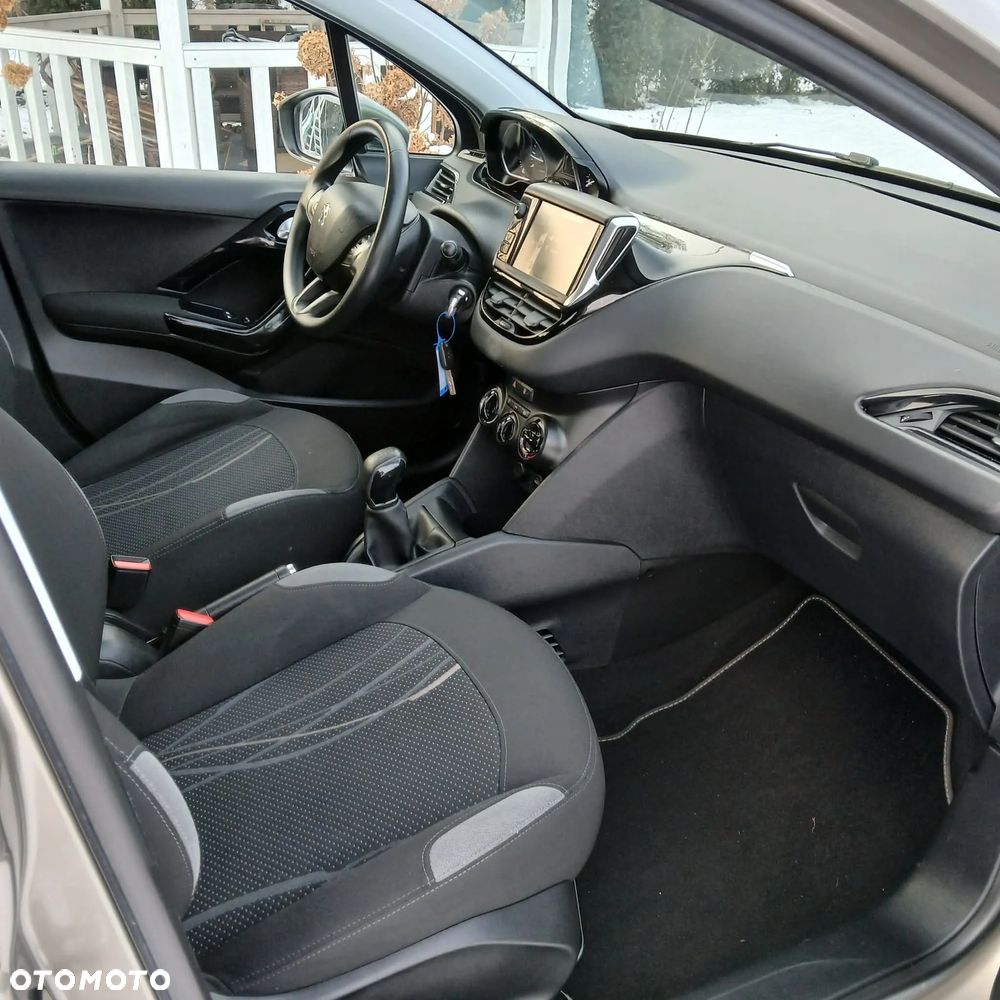 Peugeot 208 - 12