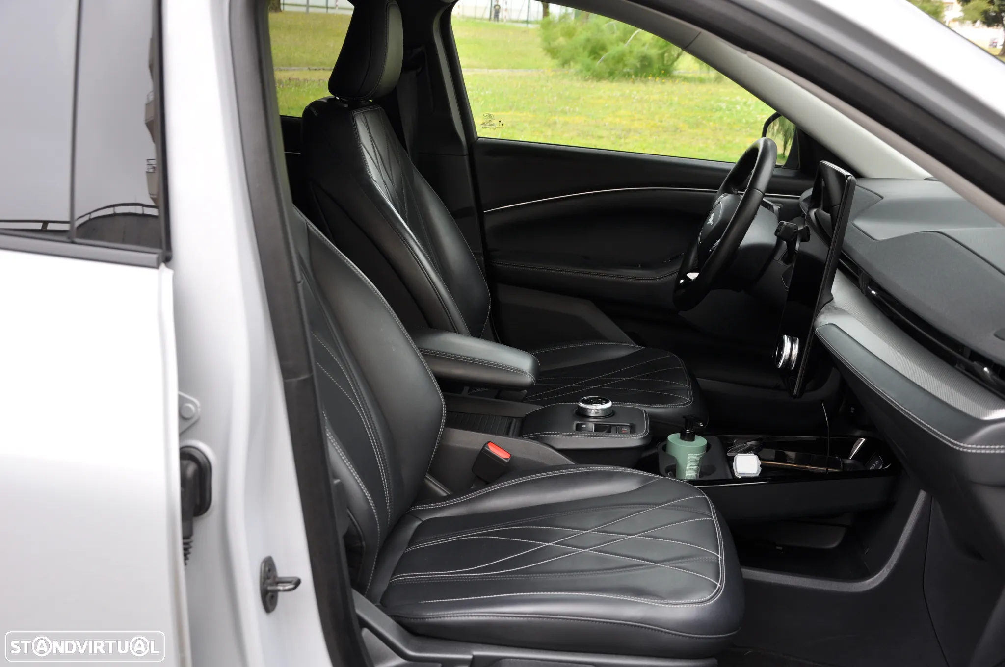 Ford Mustang Mach-E 75.7 kWh Premium AWD - 27