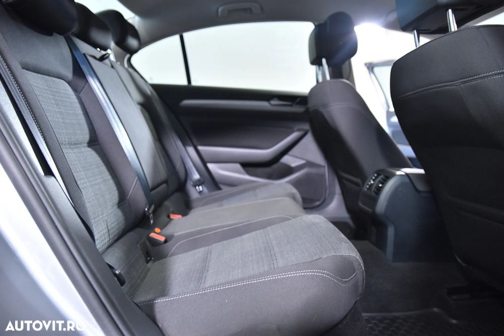 Volkswagen Passat - 12