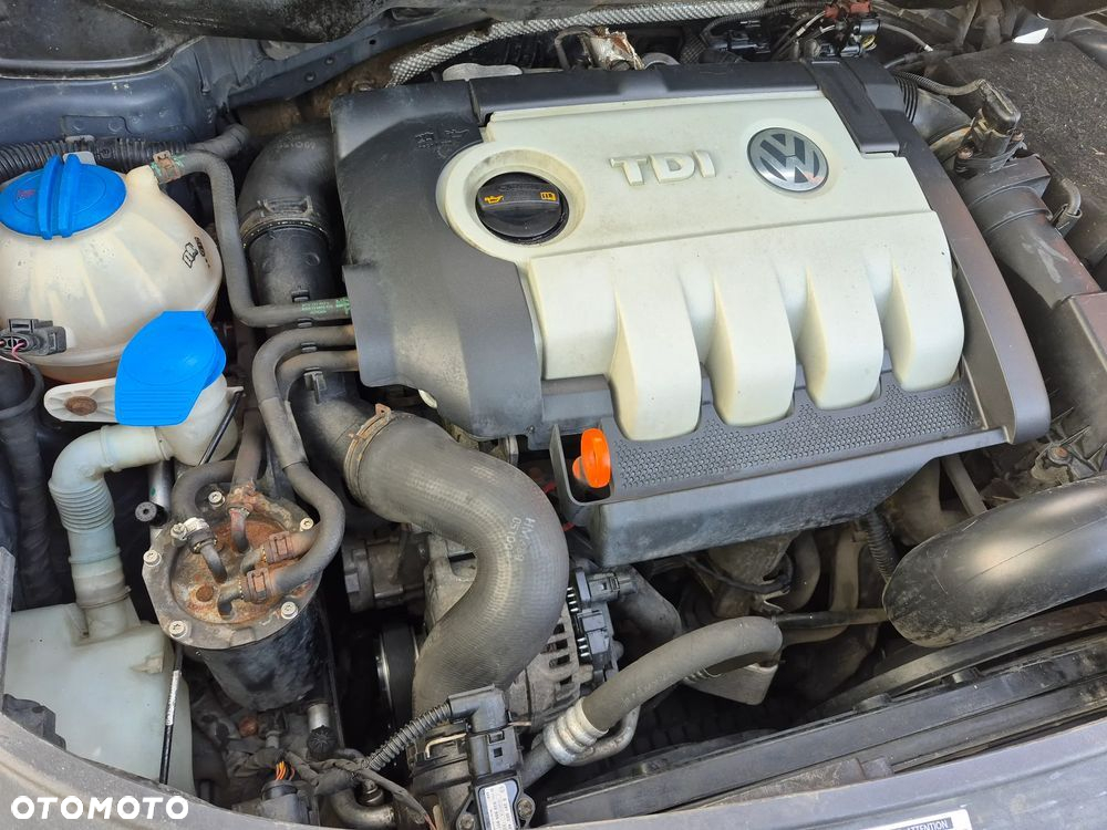 Volkswagen Touran 2.0 TDI DPF BlueMotion Technology DSG Comfortline - 20