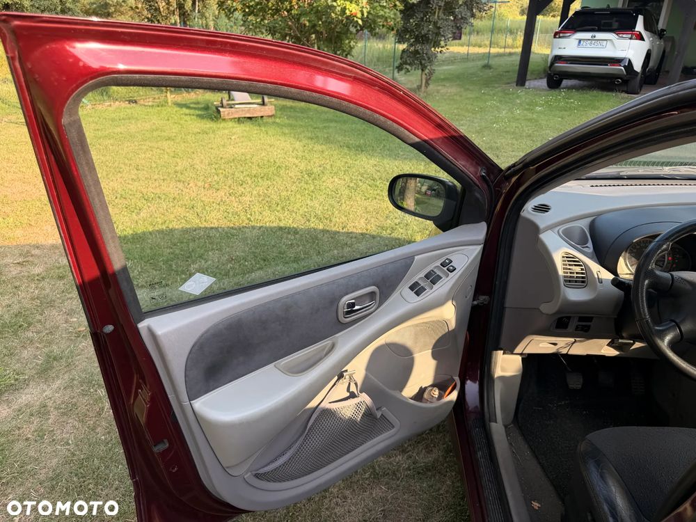 Nissan Almera Tino 1.8 - 15
