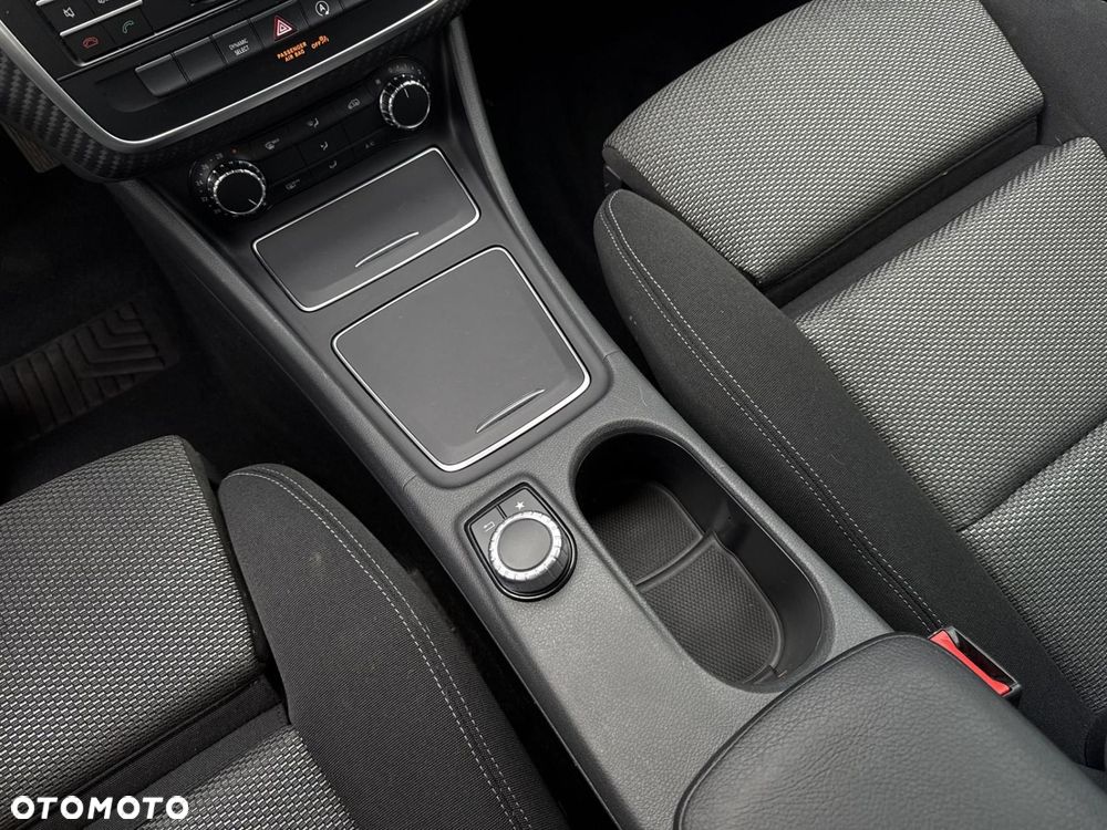 Mercedes-Benz GLA - 16