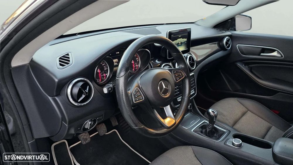 Mercedes-Benz CLA 180 Shooting Brake d AMG Line - 16