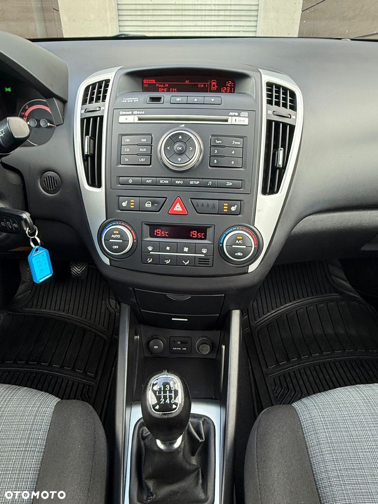 Kia Ceed ver-1-6-crdi-128-dream-team-edition - 27