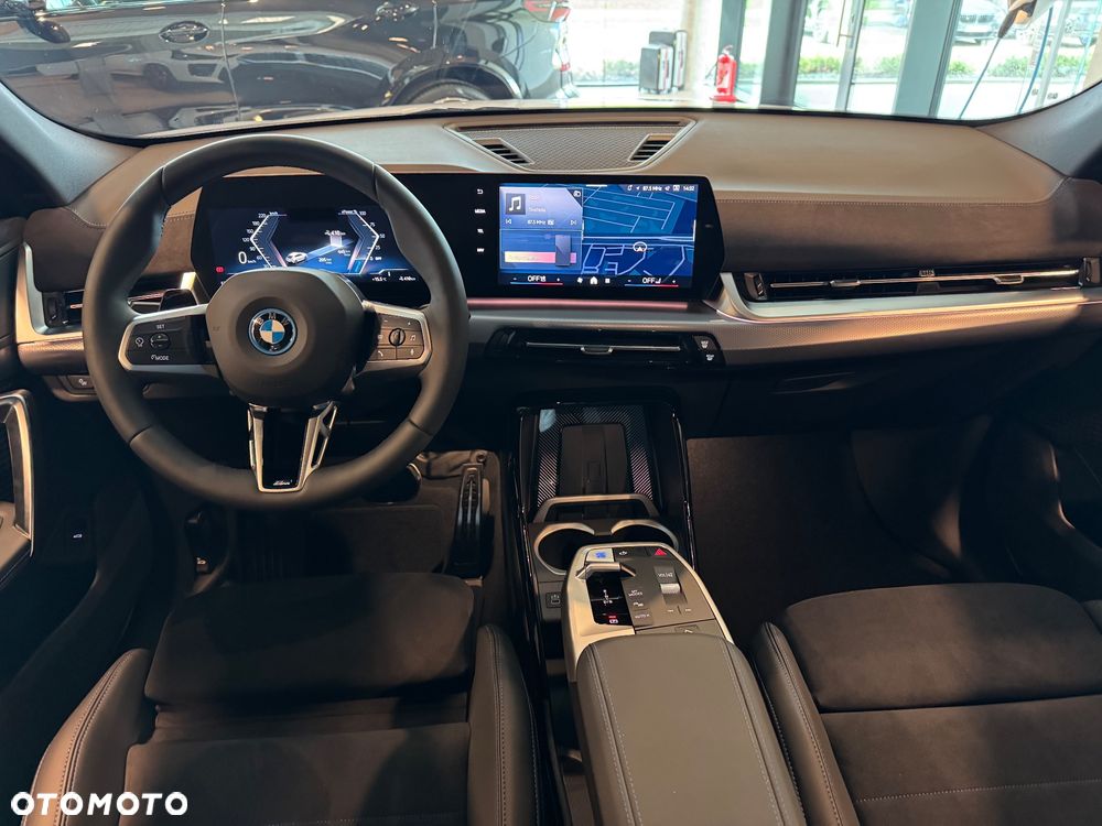 BMW iX2 eDrive20 66.5kWh M Sport Edition - 8