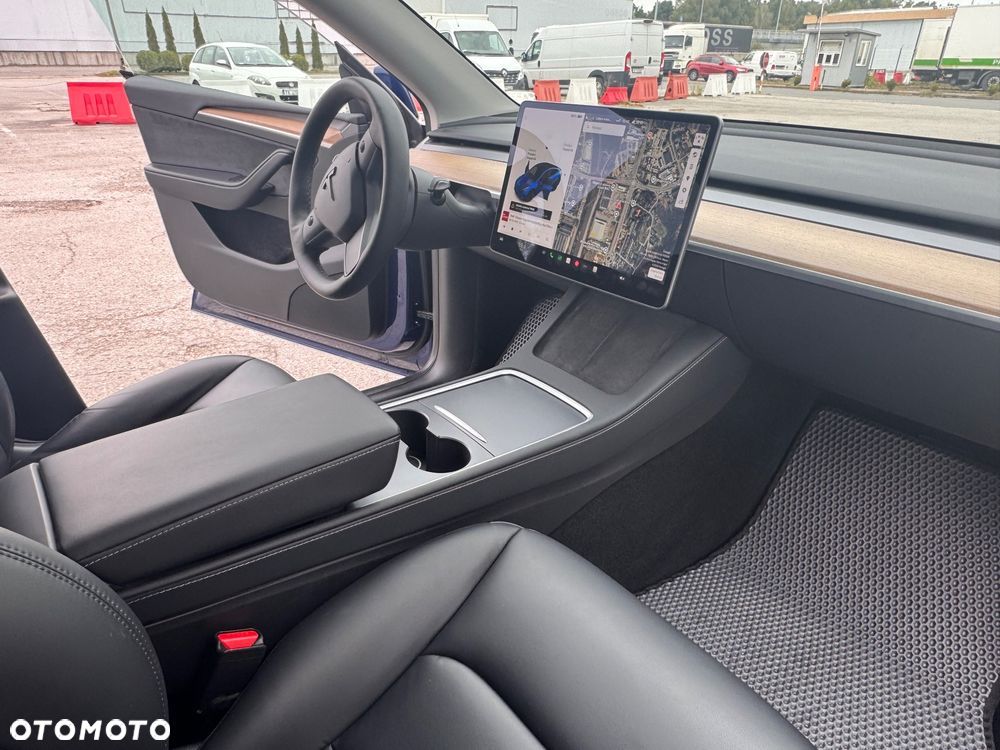 Tesla Y Long Range AWD - 11