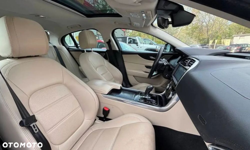 Jaguar XE P250 R-Dynamic SE - 16