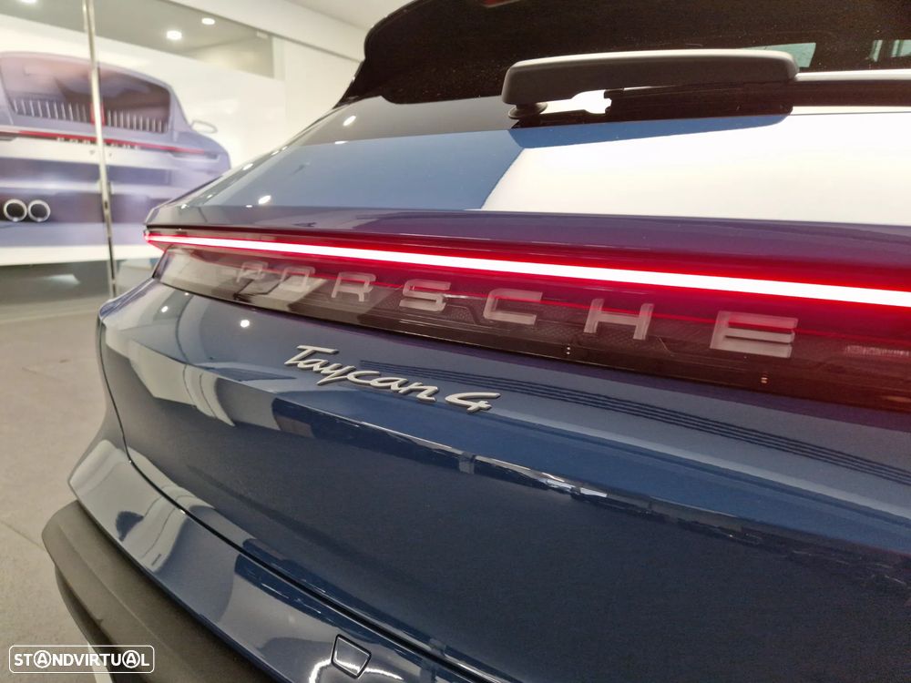 Porsche Taycan Cross Turismo 4 - 7