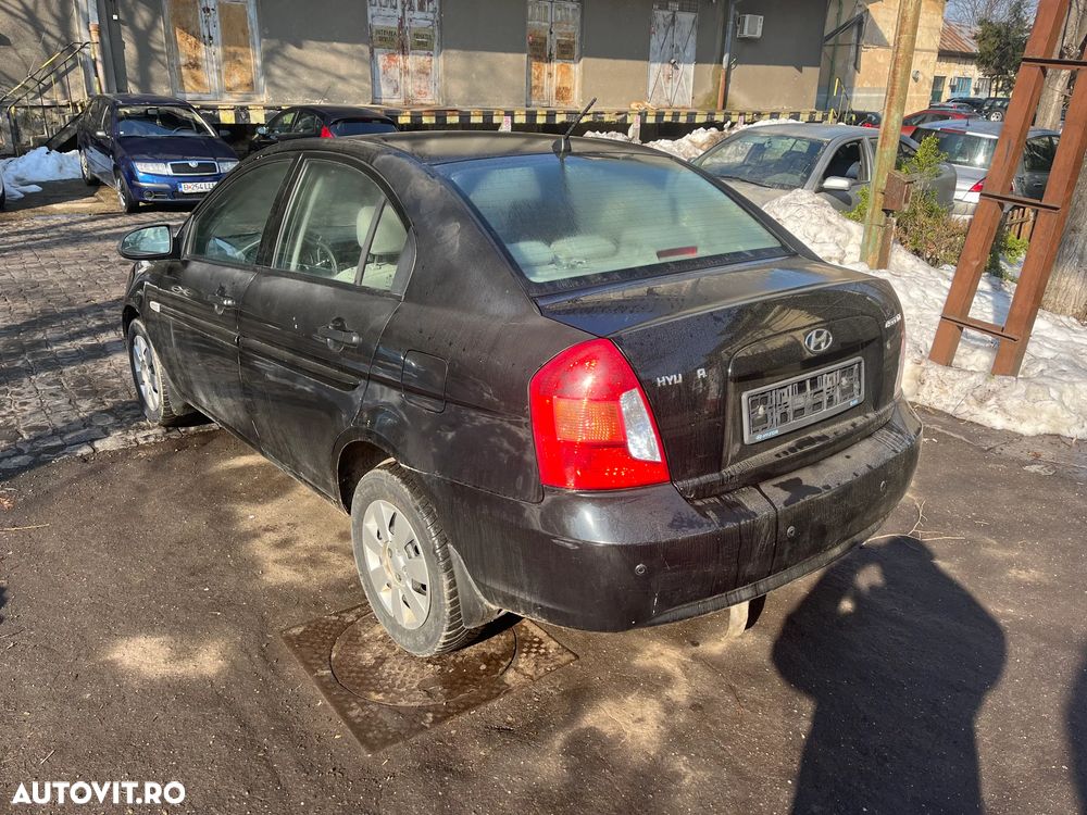 Dezmembrez Hyundai Accent 3 negru 2008 1,4 benzina 71KW - 8