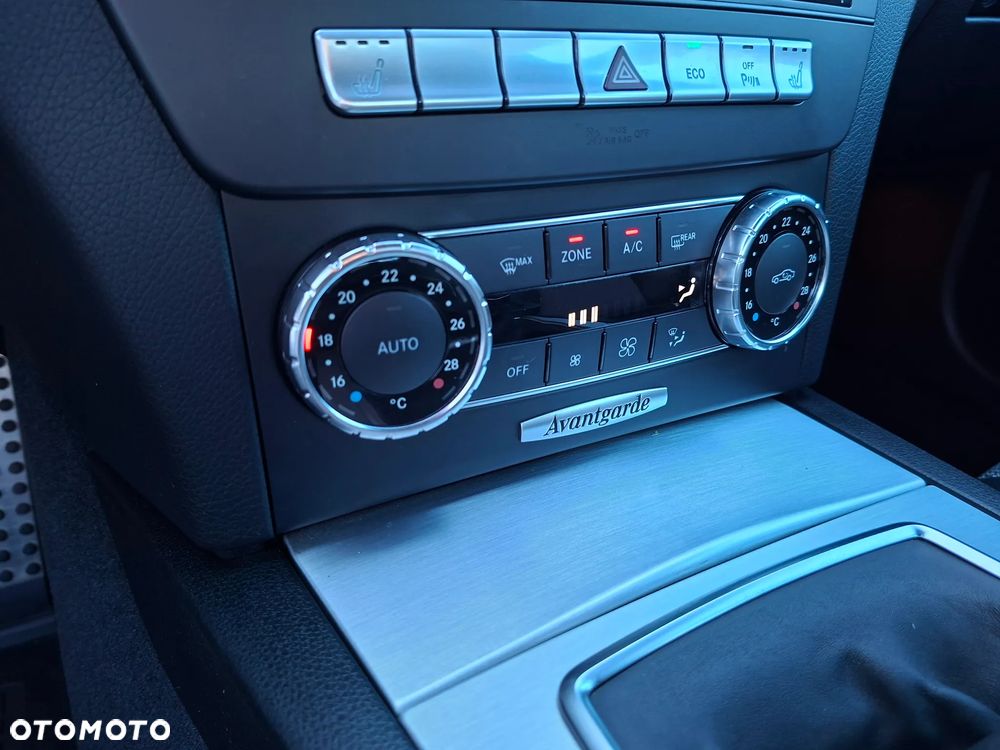 Mercedes-Benz Klasa C 200 CGI BlueEff Avantgarde - 32