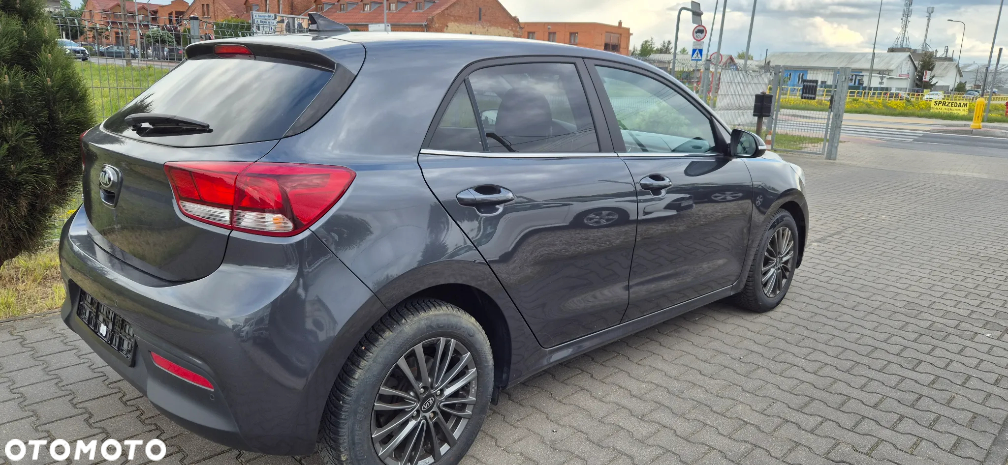 Kia Rio 1.4 L - 5