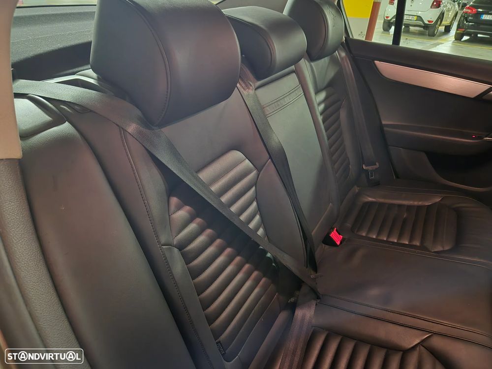 VW Passat 2.0 TDI BlueMotion Highline - 36